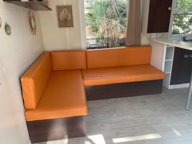 Banquette repose-nuit, habillage technique et finitions renforcées