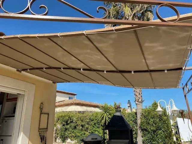 Toile d'ombrage sur-mesure pour pergola et coin détente