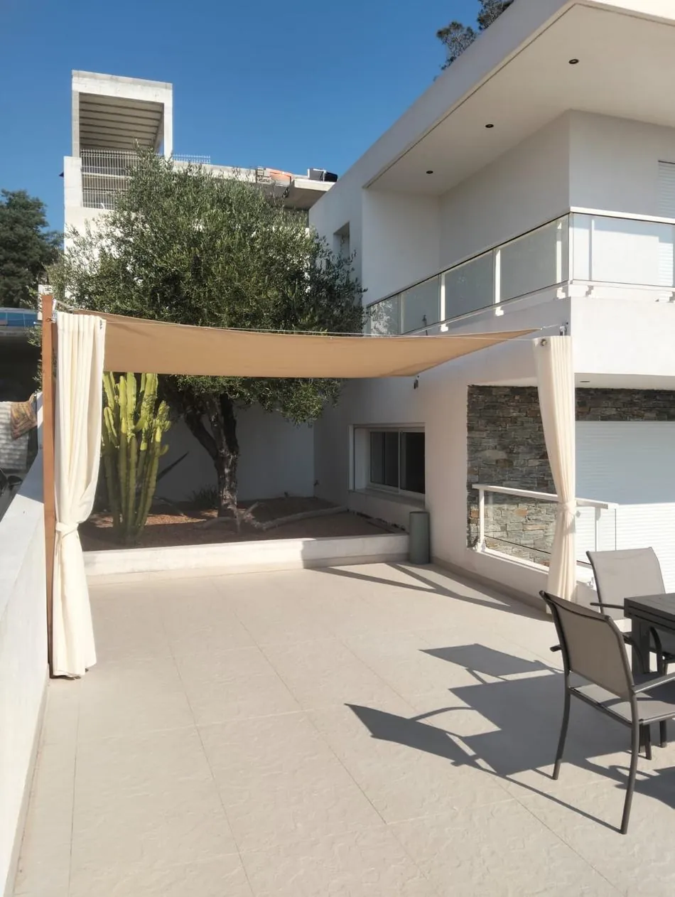 Voile d'ombrage et rideaux extérieurs sur-mesure pour terrasse