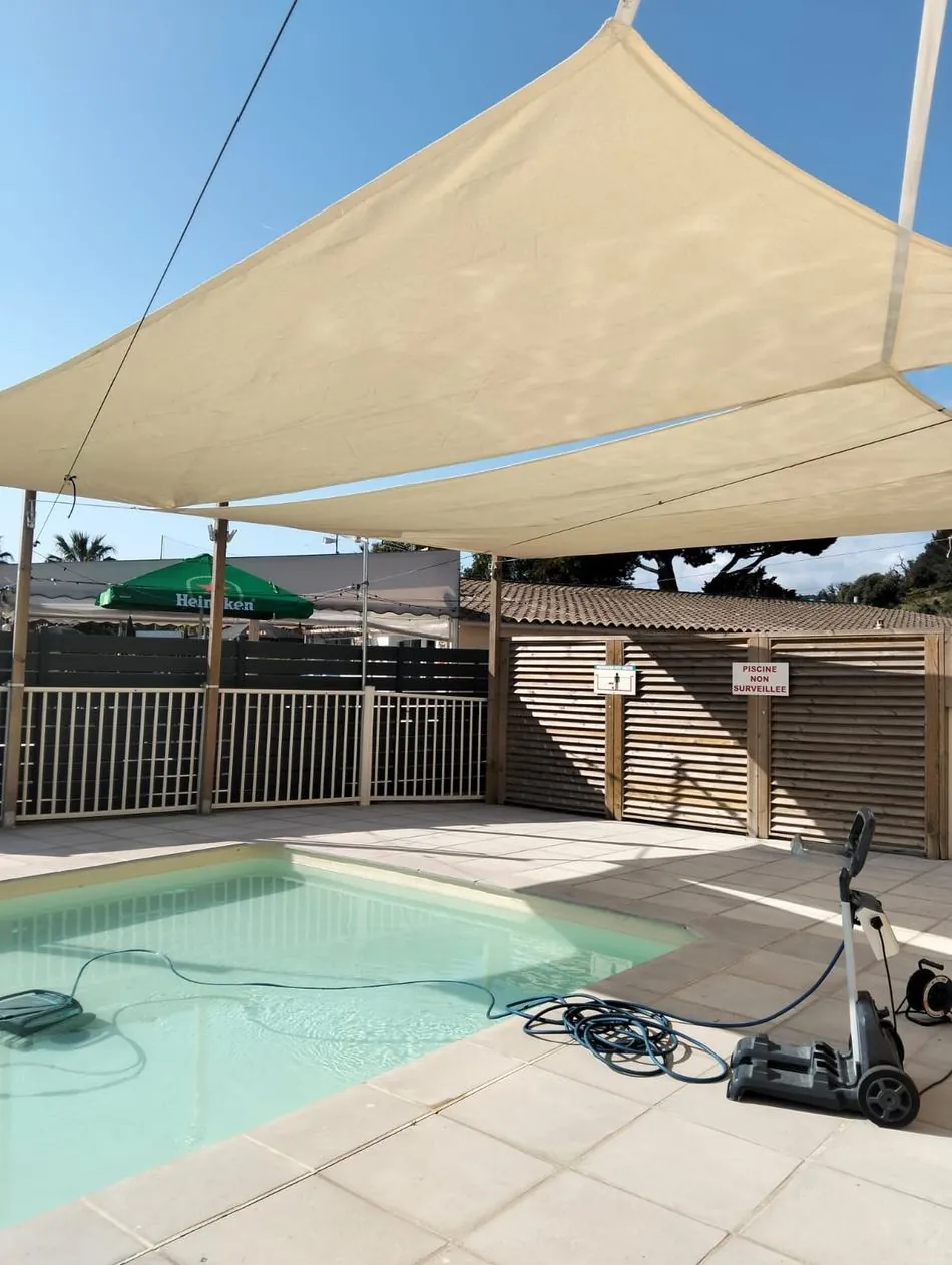 Voiles d'ombrage sur-mesure pour espaces piscine et camping à Saint-Raphaël
